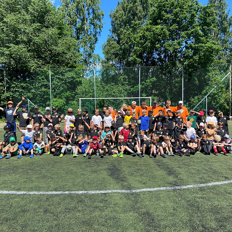 Ilmoittautuminen kevään & kesän 2026 leireille ja futiskouluihin avautuu 4.2. klo 9.00 ⚽