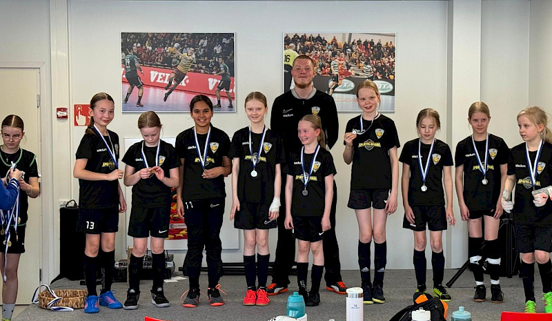 Hopeaa KäPa-tytöille Rips Futsal Cupista!