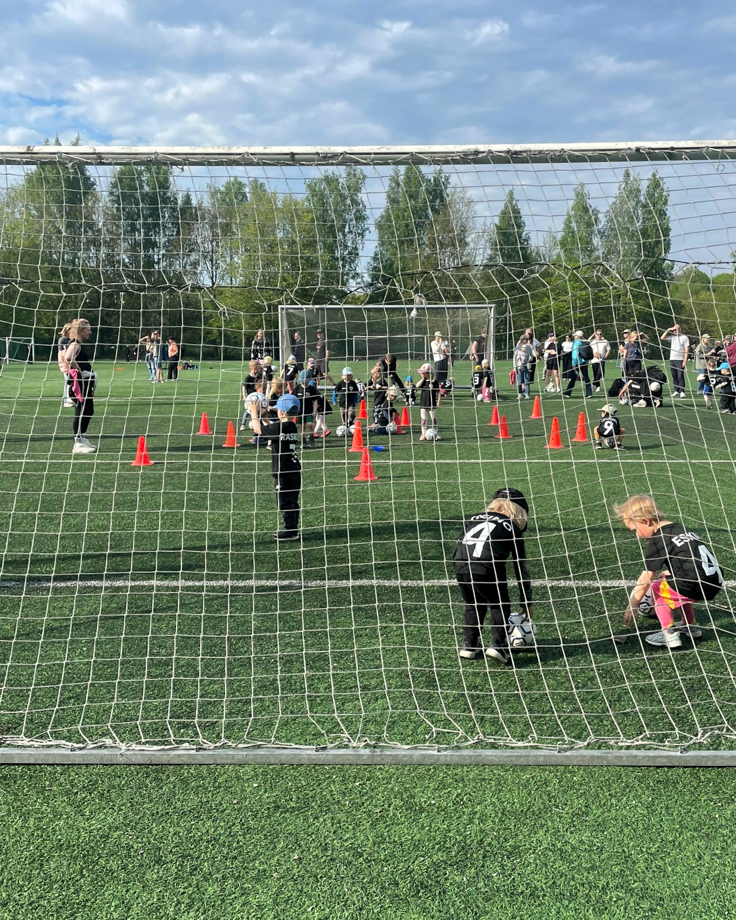 KäPan toukokuun futiskoulut potkittiin iloisissa merkeissä 😊